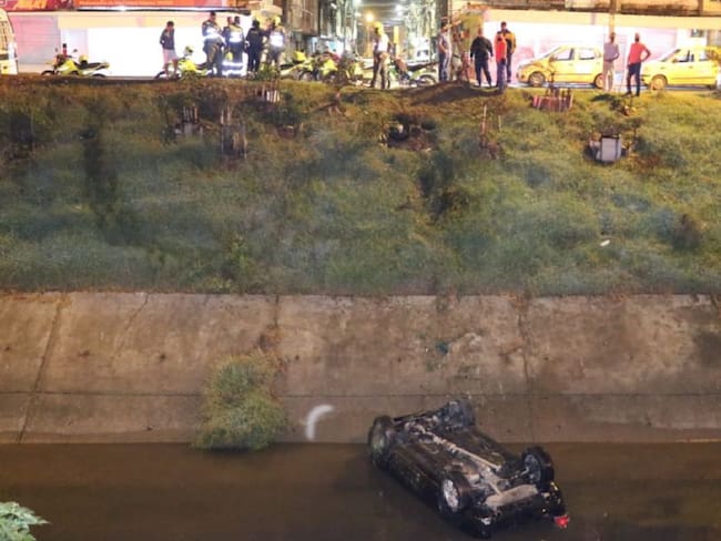 Policía rescata ocupantes de vehículo que cayó a canal de aguas negras