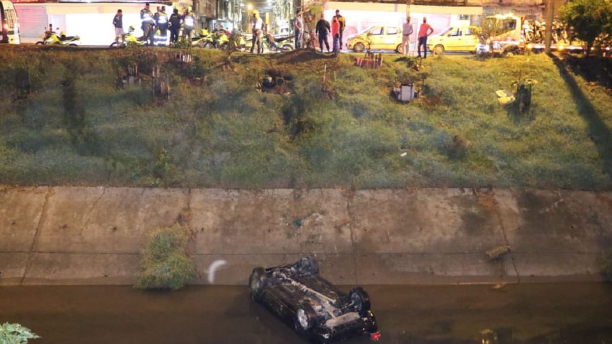 Policía rescata ocupantes de vehículo que cayó a canal de aguas negras