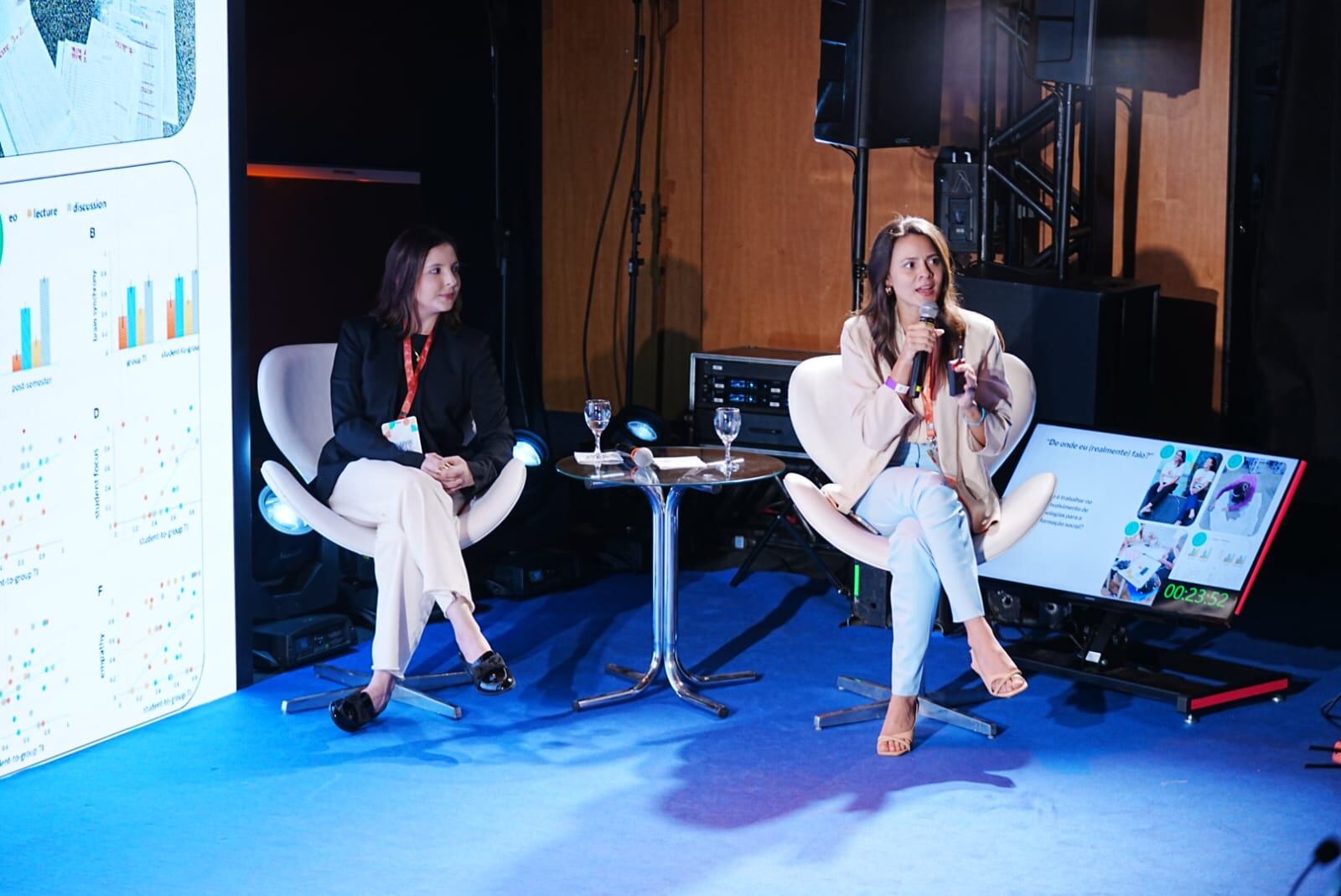 Nathalia Kelday master en educación de la Universidad de Harvard y Ana Carolina De Castro Rodriguez, master en Lingüística de la Universidad de Brasilia en el conversatorio: IA y sostenibilidad: igualdad, innovación y futuro. | Foto: cortesía, Fundación Santillana