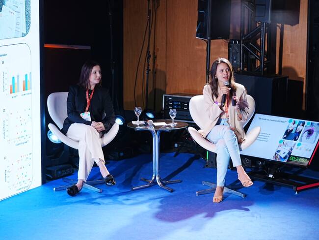 Nathalia Kelday master en educación de la Universidad de Harvard y Ana Carolina De Castro Rodriguez, master en Lingüística de la Universidad de Brasilia en el conversatorio: IA y sostenibilidad: igualdad, innovación y futuro. | Foto: cortesía, Fundación Santillana