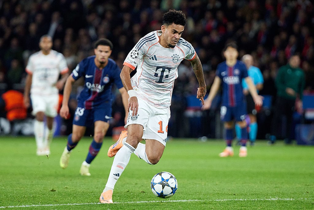 Luis Díaz enfrentando al PSG / Getty Images