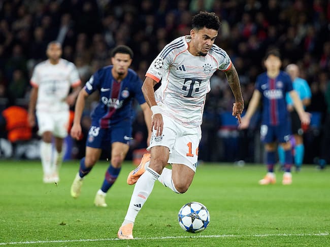 Luis Díaz enfrentando al PSG / Getty Images