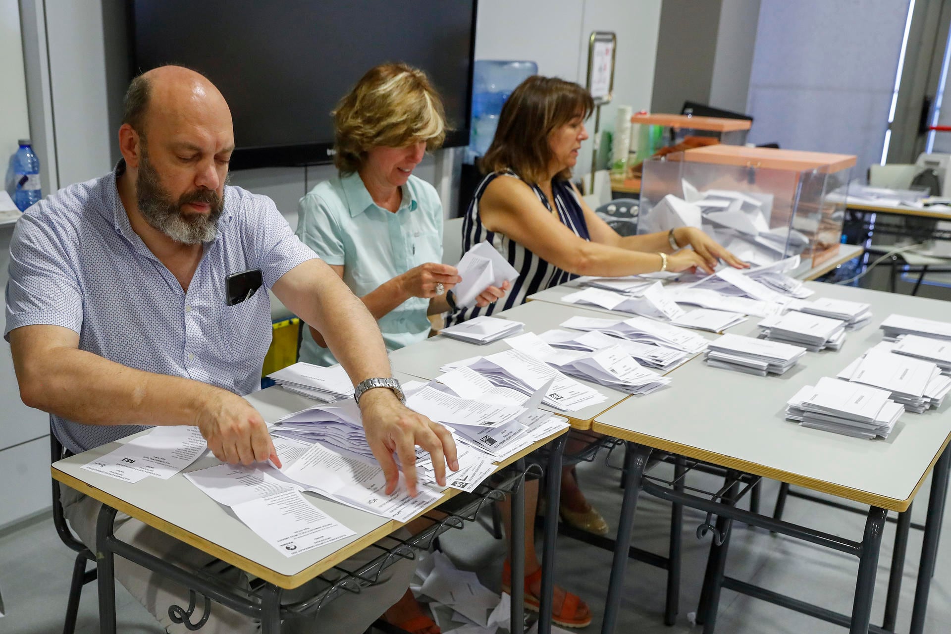 MADRID, 23/07/2023.- Integrantes de una mesa electoral del Instituto Ortega y Gasset, en Madrid, durante el recuento de votos tras el cierre de los colegios de la jornada de elecciones generales celebradas hoy domingo en España. EFE/J.P. Gandul