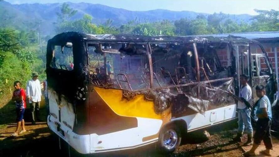 Un vehículo de servicio público de pasajeros, afiliado a la empresa Transflorida, fue incinerado por sujetos hasta ahora desconocidos. Foto: Guardia Indígena Acin