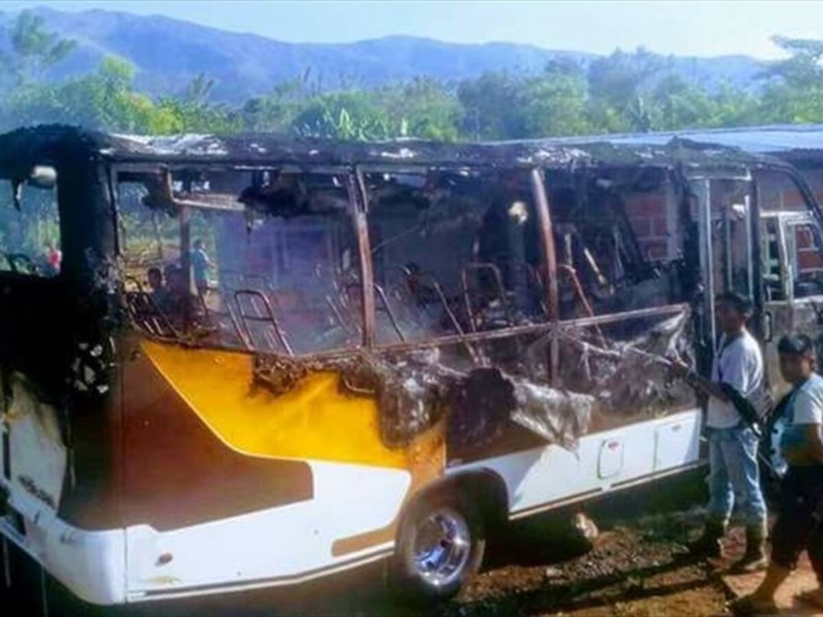 Investigan incineración de un bus en el norte del Cauca