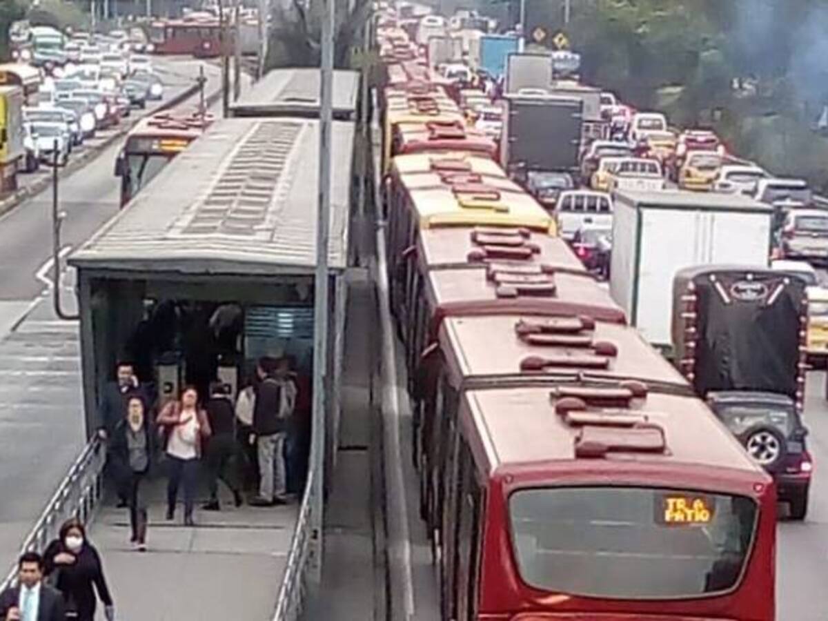 Las redes sociales, testigo de monumental trancón en Transmilenio