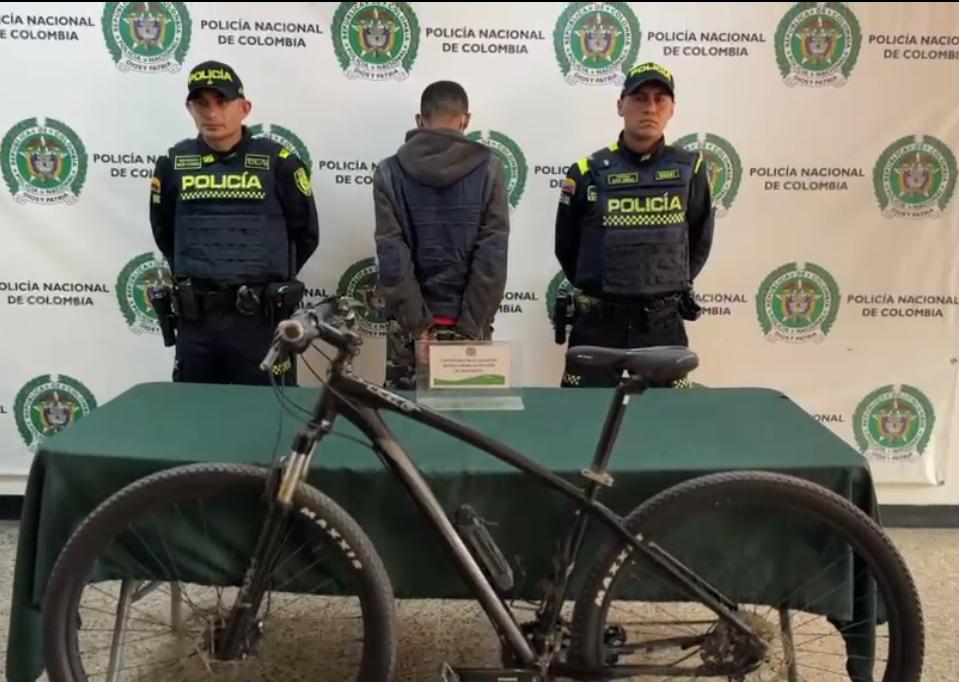 Policía capturó en flagrancia de un hombre de 26 años señalado de robar al sur de la ciudad. (Foto: cortesía Policía Metropolitana de Bogotá)