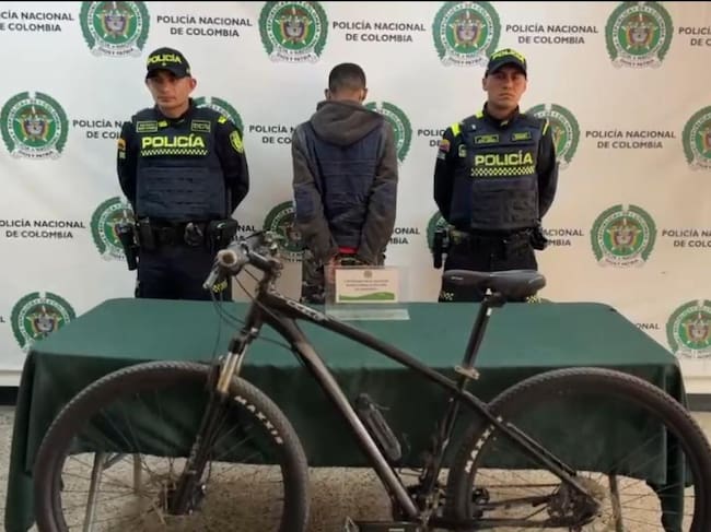 Policía capturó en flagrancia de un hombre de 26 años señalado de robar al sur de la ciudad. (Foto: cortesía Policía Metropolitana de Bogotá)