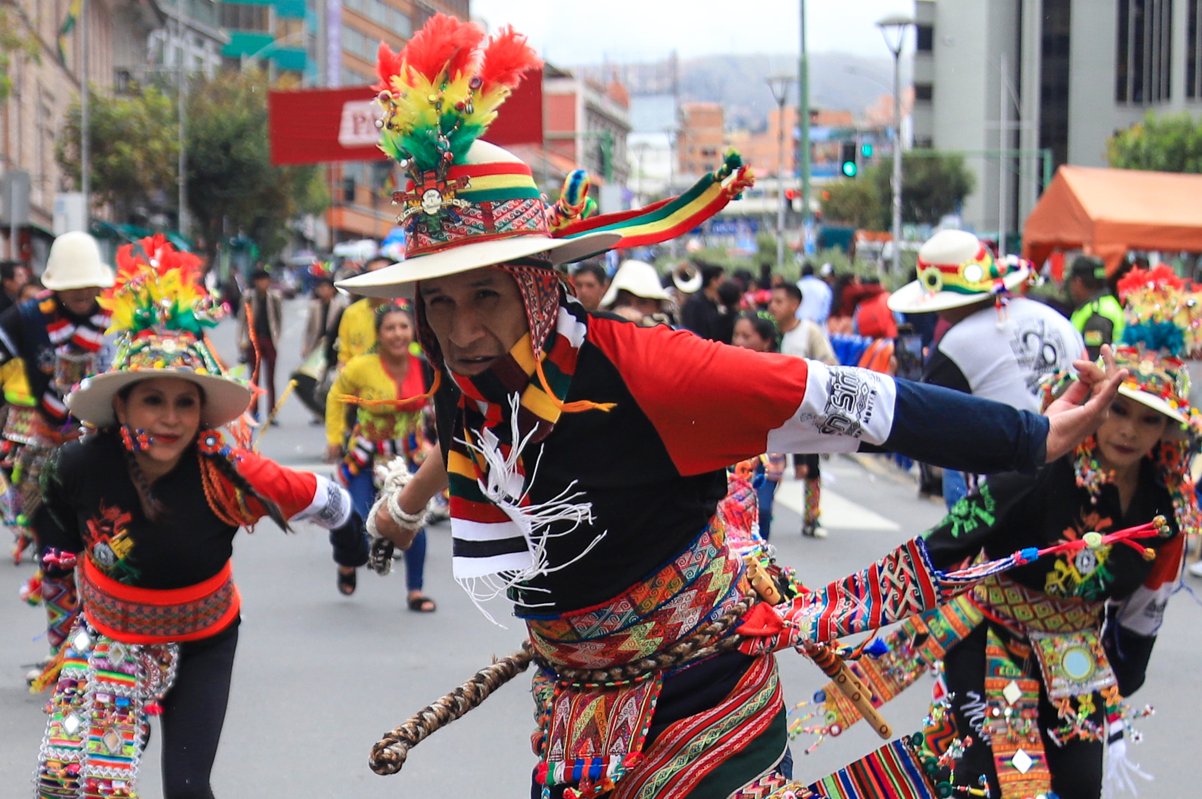 AME714. LA PAZ (BOLIVIA), 16/02/2025.- Artistas participan en un desfile folclórico este domingo, en La Paz (Bolivia). Bolivia celebró por primera vez el Jauk'añaso, un desfile folclórico que recorrió las principales calles de La Paz como la antesala de lo que será el próximo 3 de marzo el Jis'ka Anata, la festividad pequeña del carnaval en la región andina de Bolivia. EFE/ Gabriel Márquez