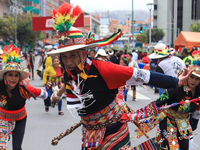 AME714. LA PAZ (BOLIVIA), 16/02/2025.- Artistas participan en un desfile folclórico este domingo, en La Paz (Bolivia). Bolivia celebró por primera vez el Jauk'añaso, un desfile folclórico que recorrió las principales calles de La Paz como la antesala de lo que será el próximo 3 de marzo el Jis'ka Anata, la festividad pequeña del carnaval en la región andina de Bolivia. EFE/ Gabriel Márquez