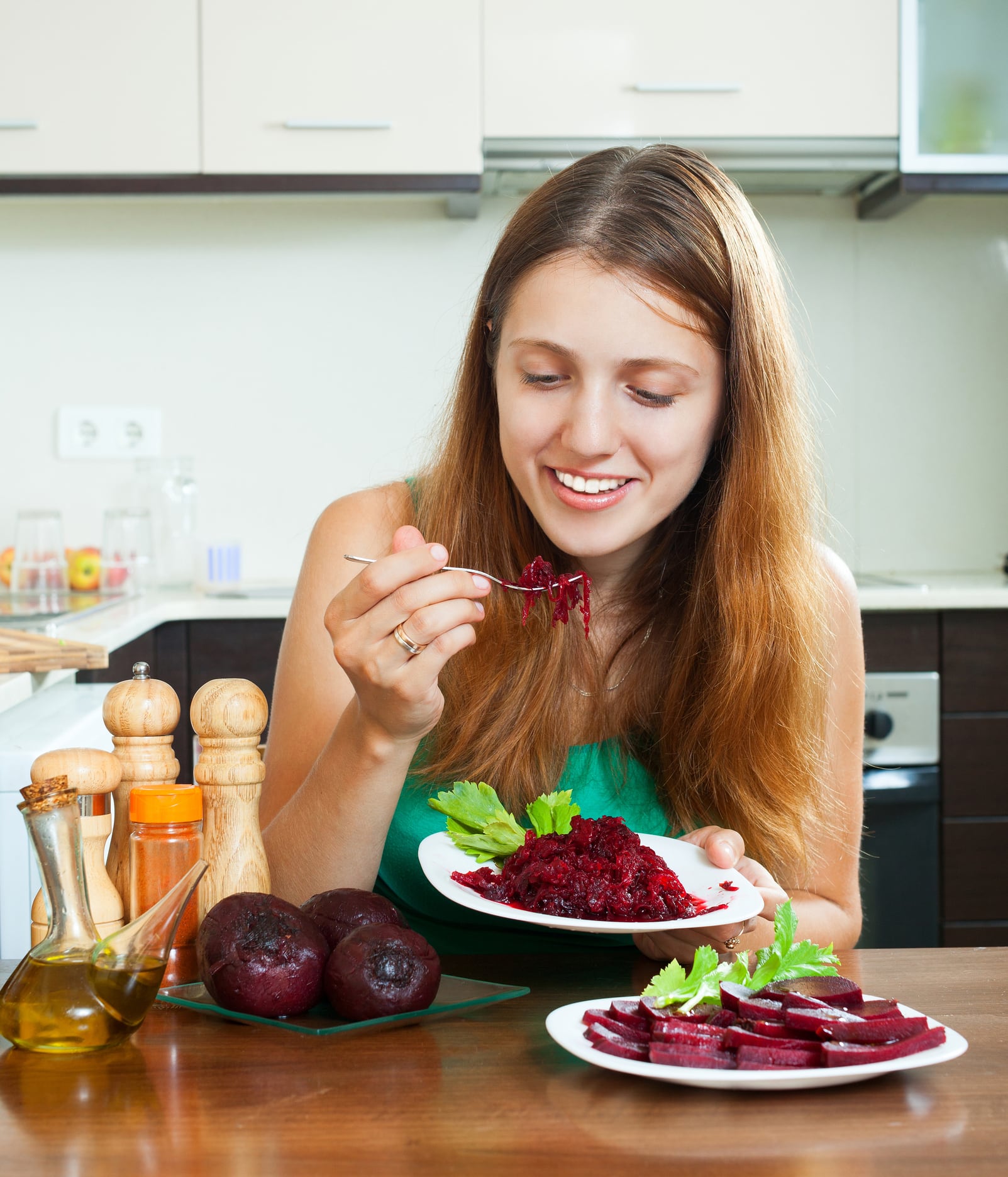 Mujer comiendo remolacha, imagen de referencia // Getty Images