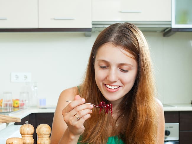 Mujer comiendo remolacha, imagen de referencia // Getty Images