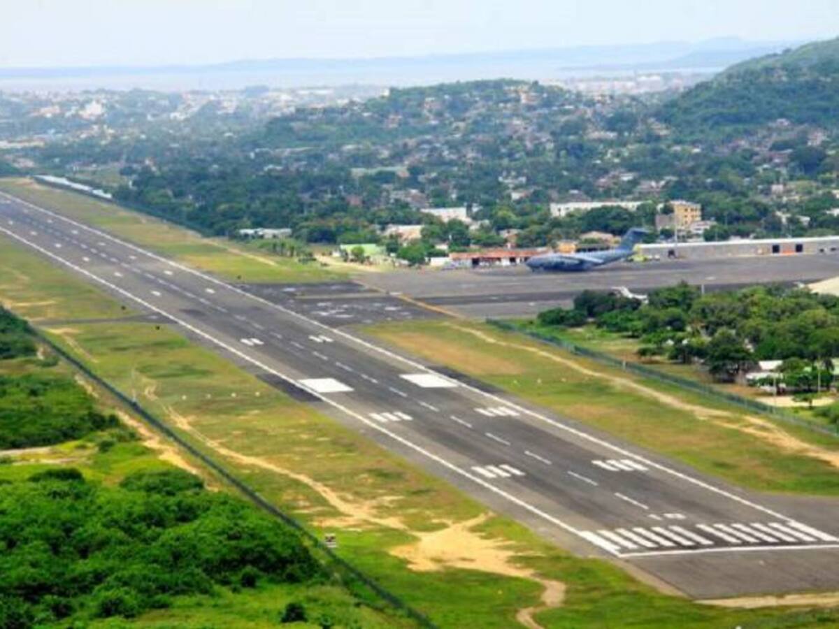 Operadores del aeropuerto de Cartagena reciben recertificación internacional