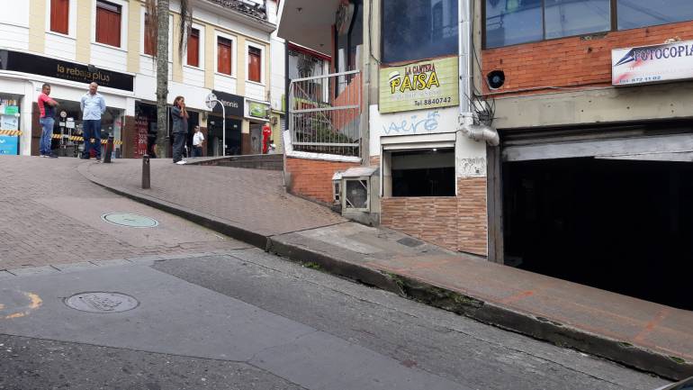 En la calle a un costado de la discoteca Sahara ocurrió el accidente en el que perdió la vida la mujer de 35 años.