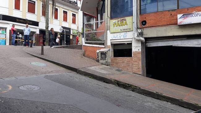 En la calle a un costado de la discoteca Sahara ocurrió el accidente en el que perdió la vida la mujer de 35 años.