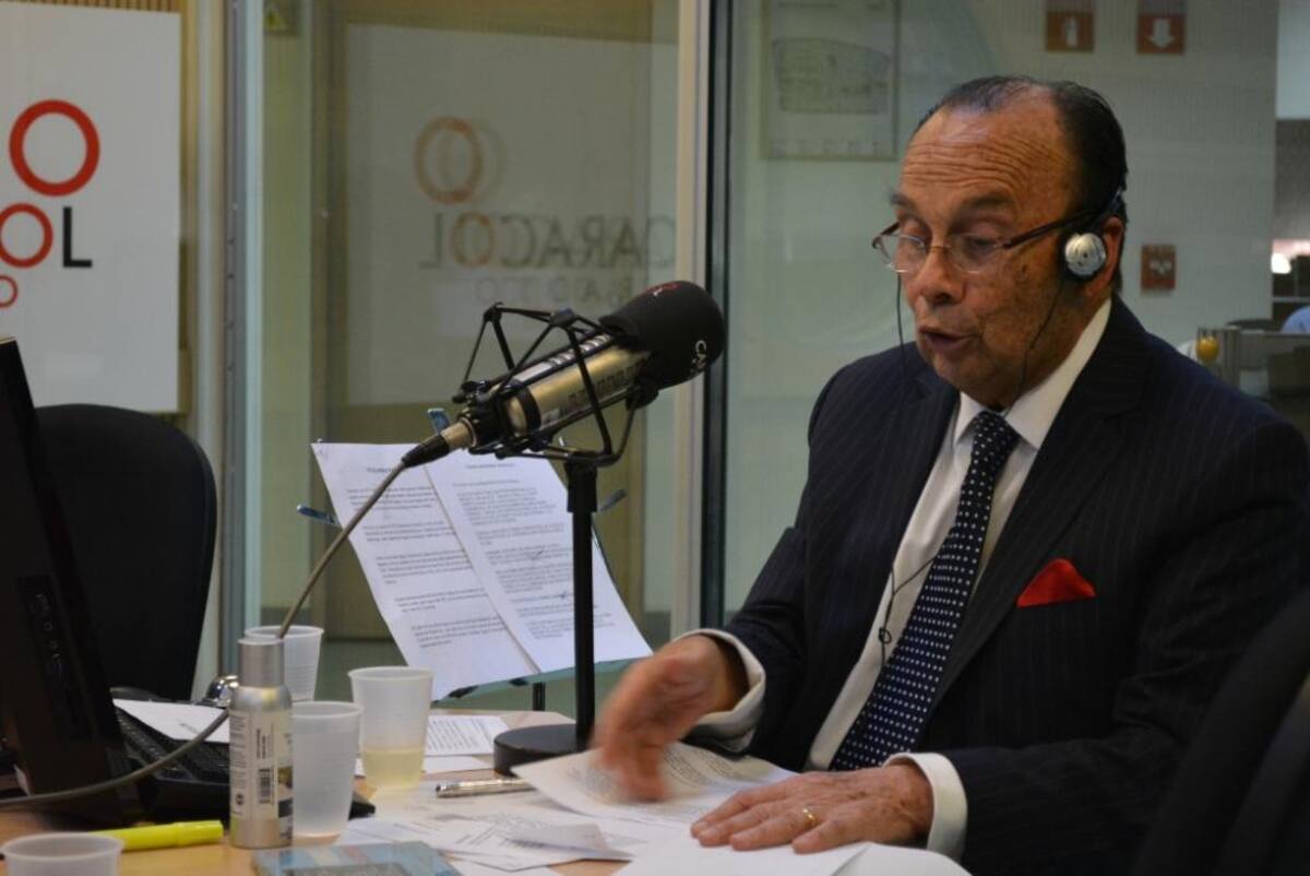 Tras dos décadas de estar inundando de humor a los colombianos, el admirado periodista se retira de La Luciérnaga, vea como desarrolla su último programa.