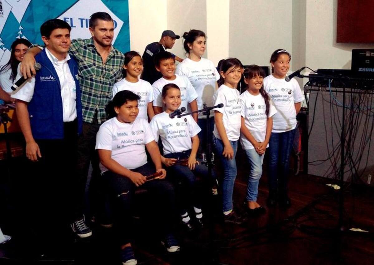 Tras el ensayo, los niños se tomaron fotos con el cantante colombiano, quien alabó el trabajo que realizaron los líderes de estas agrupaciones musicales