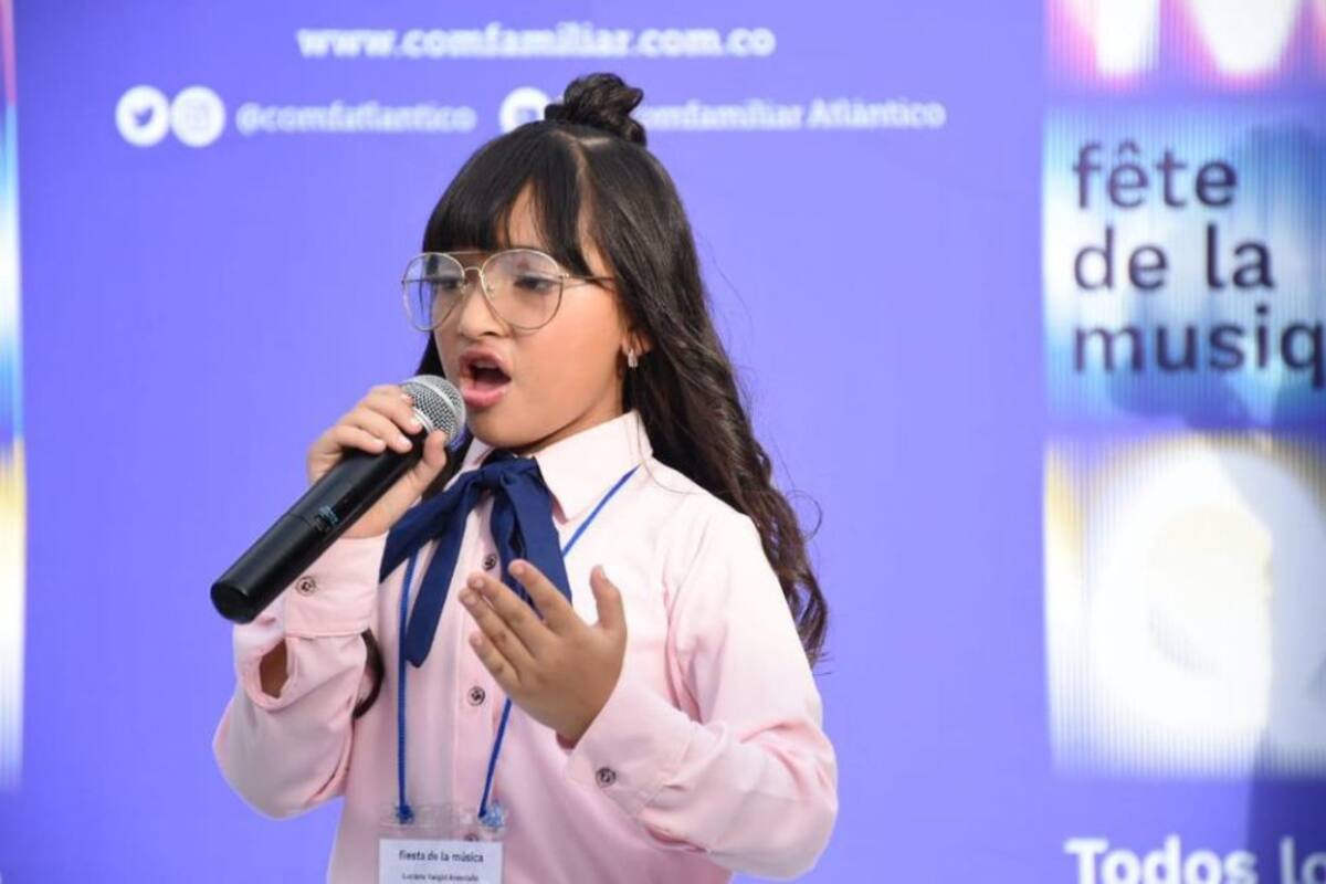 Jóvenes y adultos tuvieron la oportunidad de subir a tarima para cantar frente al público