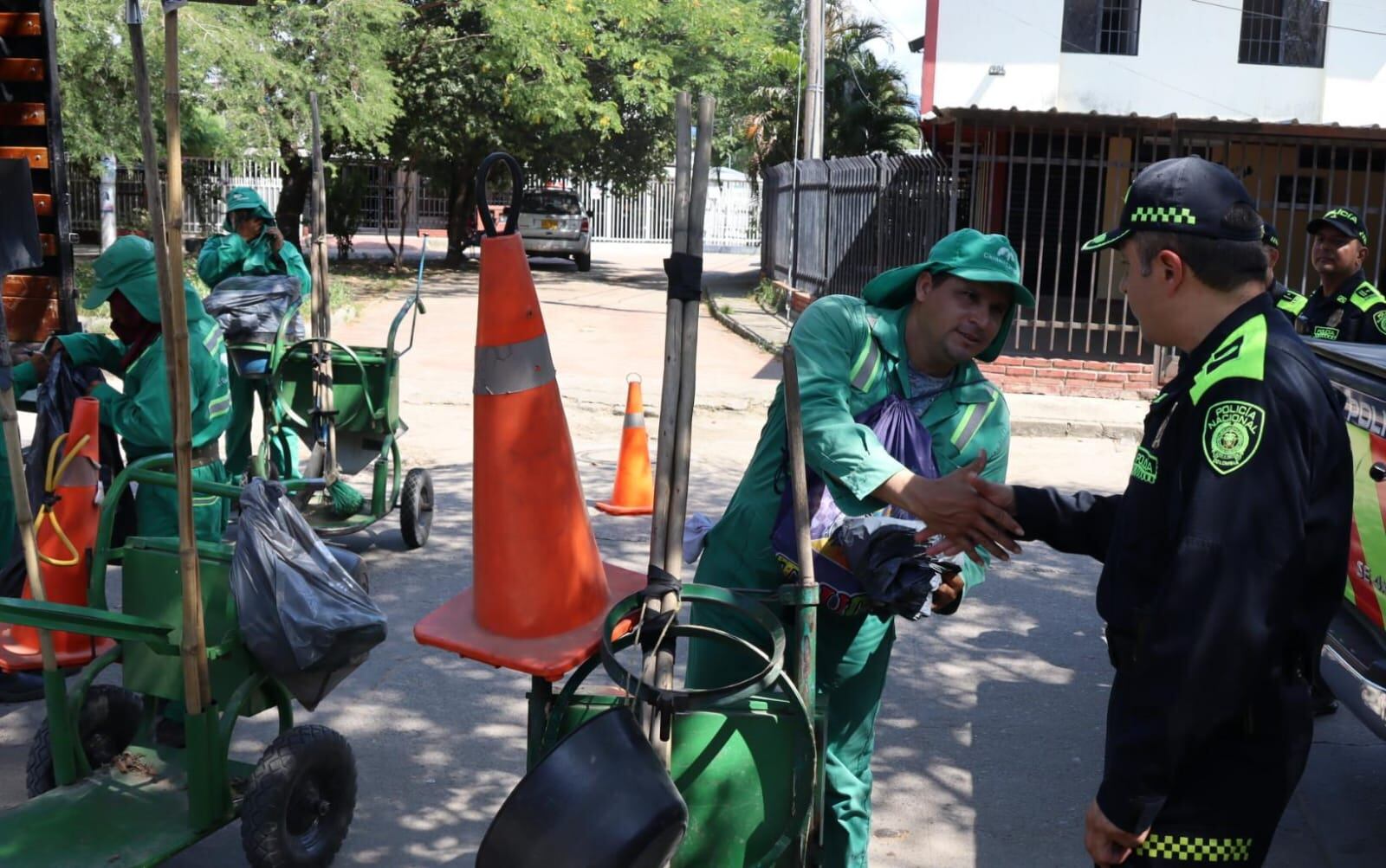 El llamado que los "Escobitas" hacen a la comunidad en general, es a valorar su labor, sacando la basura en las horas autorizadas y no arrojando residuos y basura a las calles de la ciudad.