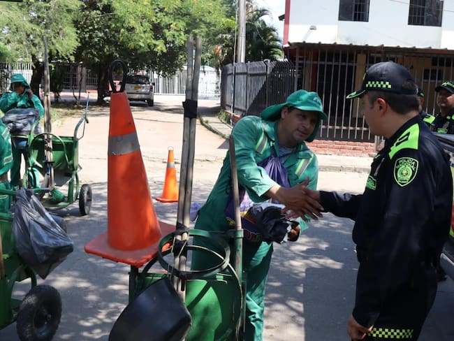El llamado que los "Escobitas" hacen a la comunidad en general, es a valorar su labor, sacando la basura en las horas autorizadas y no arrojando residuos y basura a las calles de la ciudad.