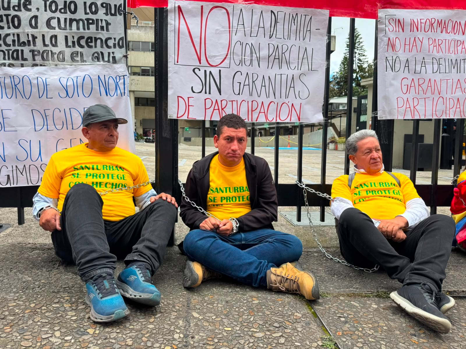 Mineros de Santander protestan frente al MinAmbiente en rechazo a resolución que prohíbe la minería. Foto: Suministrada a Caracol Radio. 