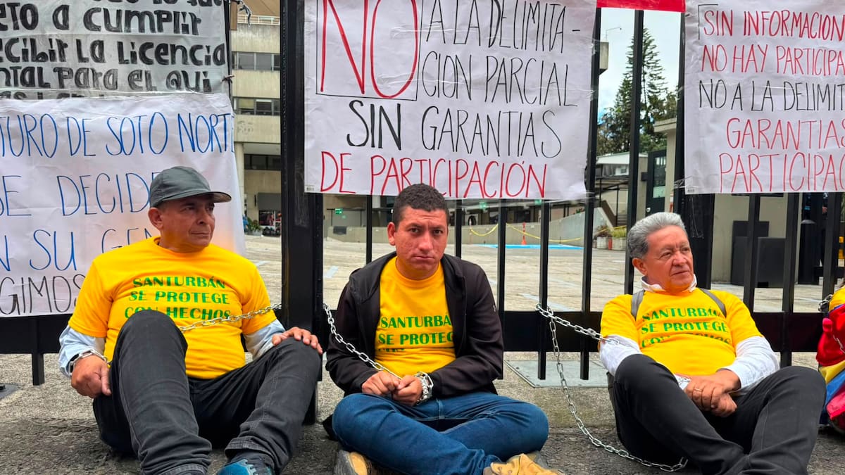 Mineros de Santander protestan frente al MinAmbiente en rechazo a resolución que prohíbe la minería