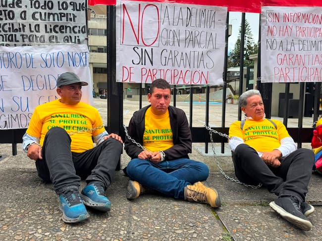 Mineros de Santander protestan frente al MinAmbiente en rechazo a resolución que prohíbe la minería. Foto: Suministrada a Caracol Radio.