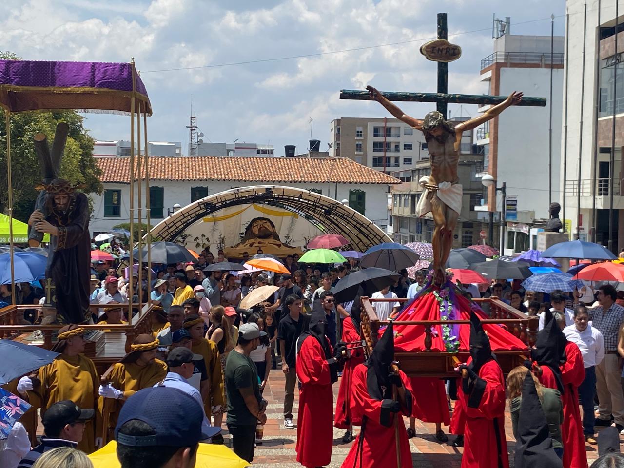 Al fondo de la foto, se puede ver el Santo Sepulcro del artesano paipano Israel Rodríguez