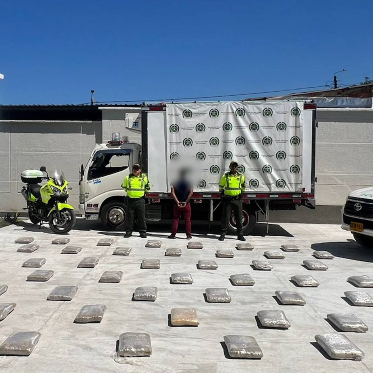 Incautan droga camuflada en el techo de una camioneta vía Bogotá - Bucaramanga