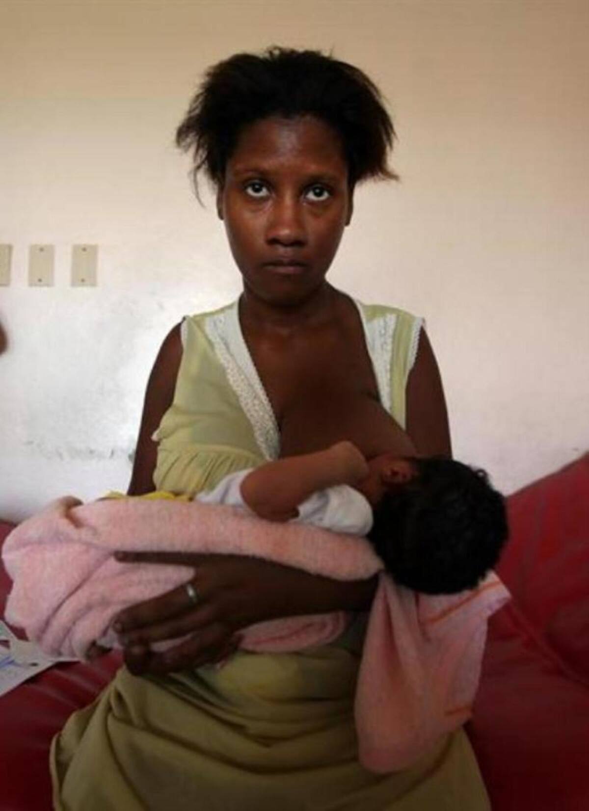 Marianelis del Rosario amamanta a su hijo recién nacido. Este primero de agosto, comienza la Semana Mundial de la Lactancia Materna, una campaña que busca fomentar esta práctica y concientizar a la población sobre la importancia de la lactancia materna.