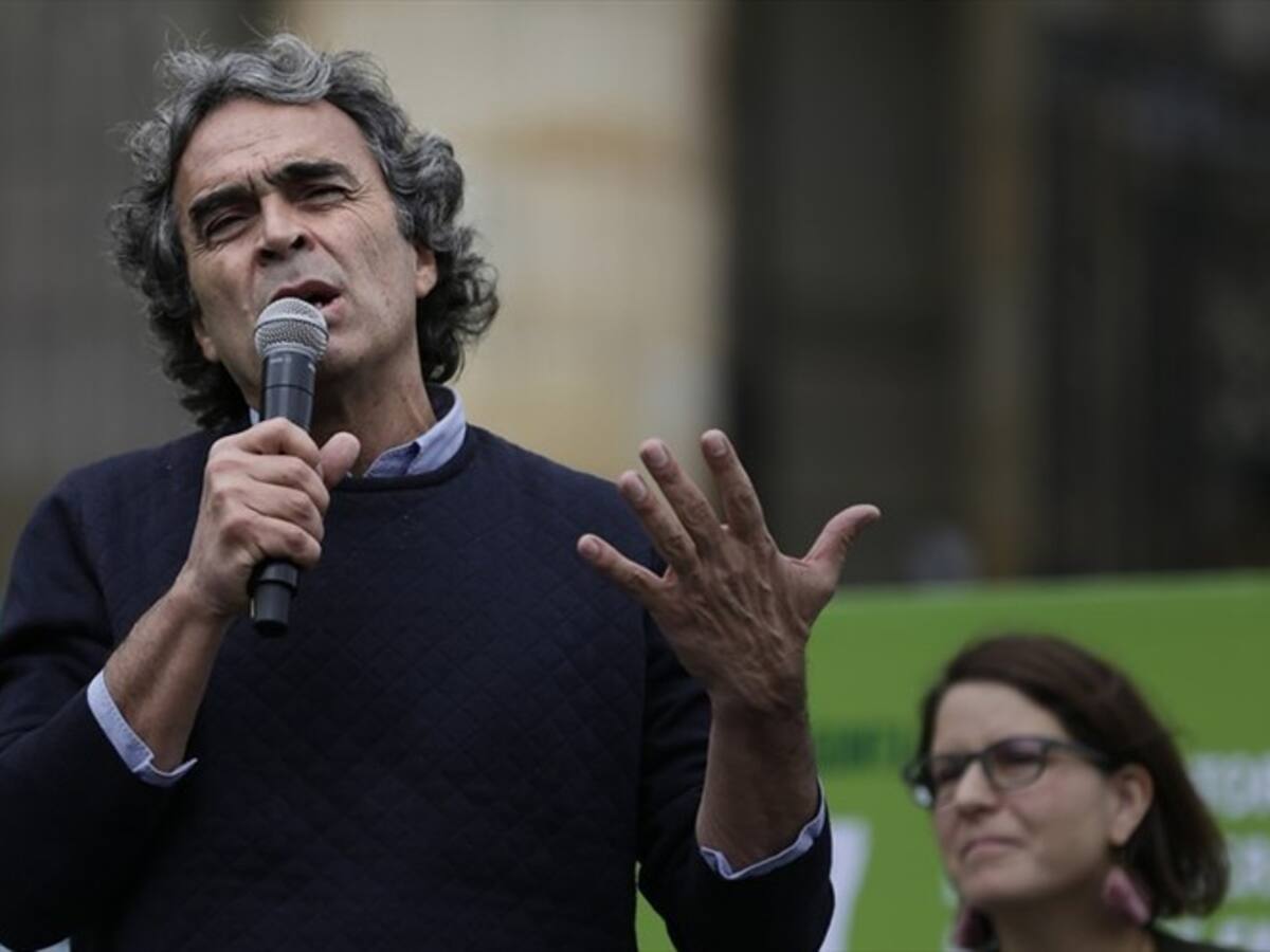 Se debe mirar si la decisión de la Contraloría fue un favor: abogado de Fajardo