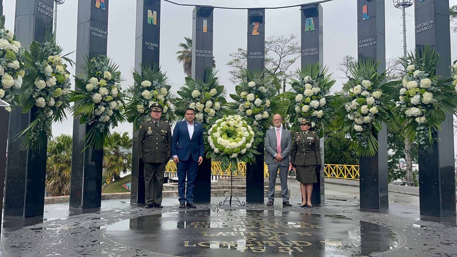 Ofrenda floral en el cumpleaños de Manizales en el sector de Fundadores con los comandante de la policía metropolitana de Caldas, junto al alcalde y el gobernador.