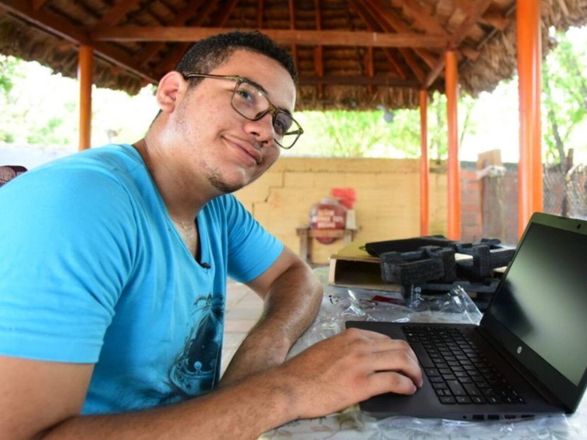 Estudiante que atendía clases virtuales en un árbol recibe un portátil