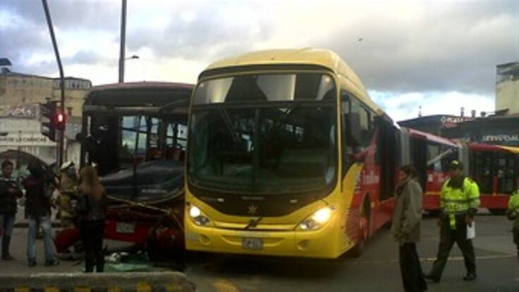 Un conductor no habría respetado la señal semafórica en accidente de Transmilenio