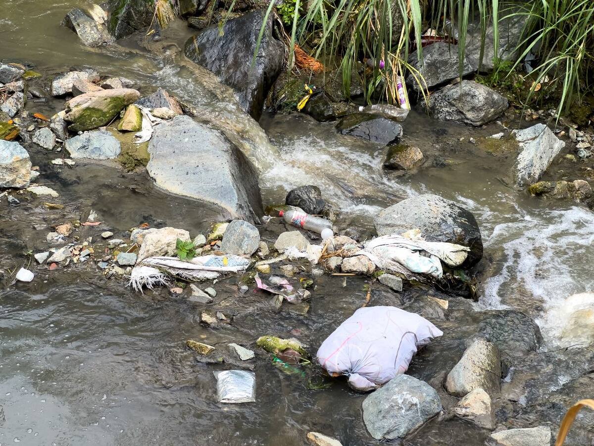 Quebradas del Valle de Aburrá en riesgo de inundación y avenida torrencial por las basuras