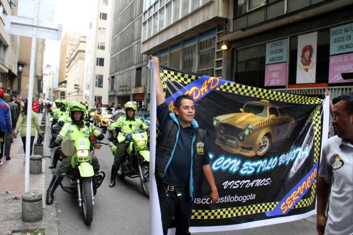 Más de 200 taxistas recorren la Carrera Séptima mostrando su inconformismo frente a las aplicaciones de movilidad como Uber que utilizan los llamados taxis blancos.