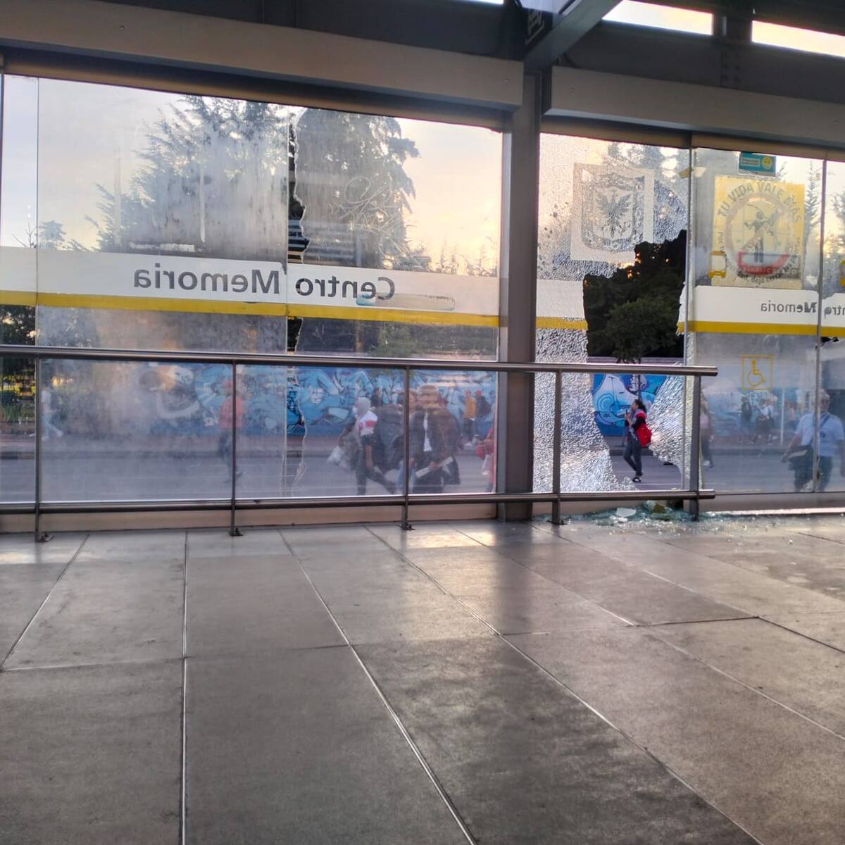 Protesta estudiantil en Bogotá dejó estaciones y buses de Transmilenio vandalizados