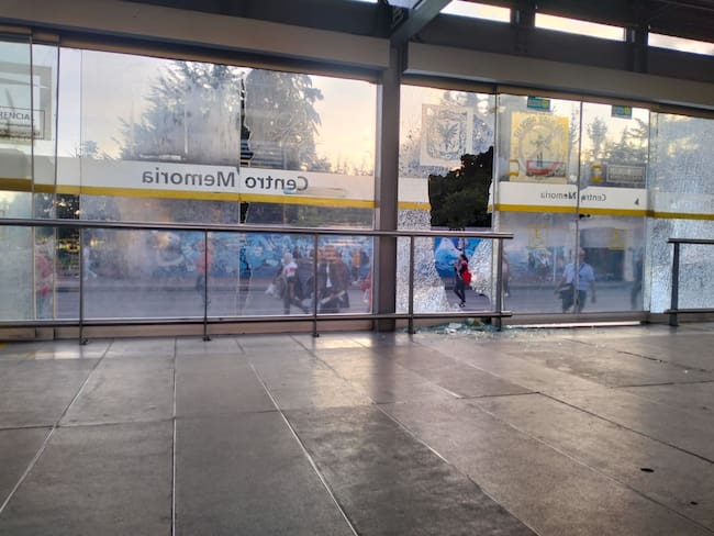 Protesta estudiantil en Bogotá dejó estaciones y buses de Transmilenio vandalizados