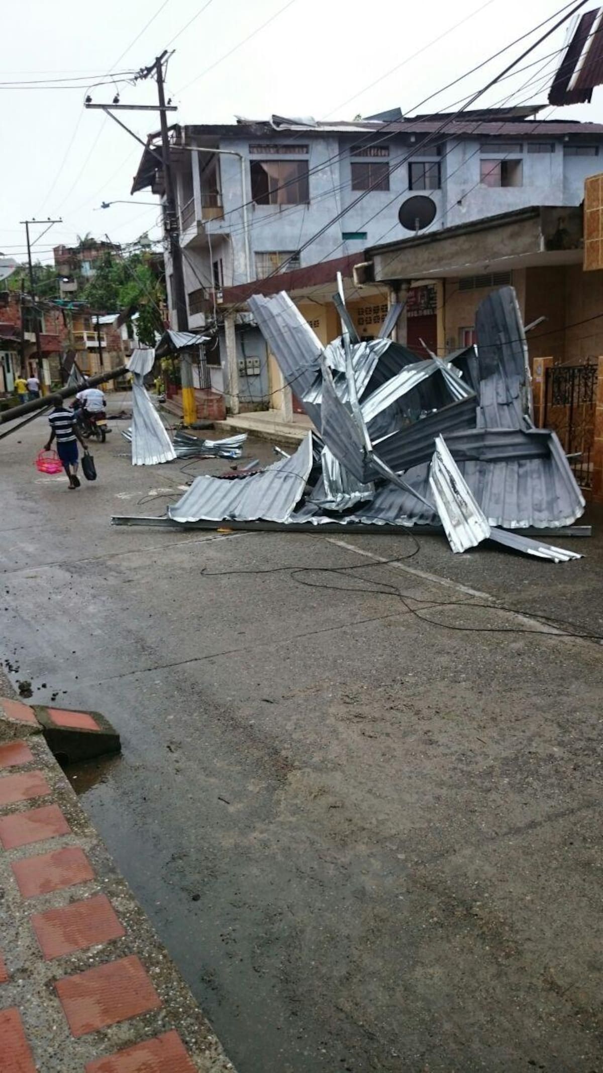 Una mujer muerta y 300 casas afectadas con el fenómeno natural. Dos templos de la localidad también resultaron averiados