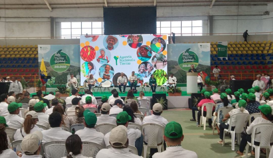 En los cuatro años de su administración van más de 52.000 títulos rurales y más de 92.000 urbanos