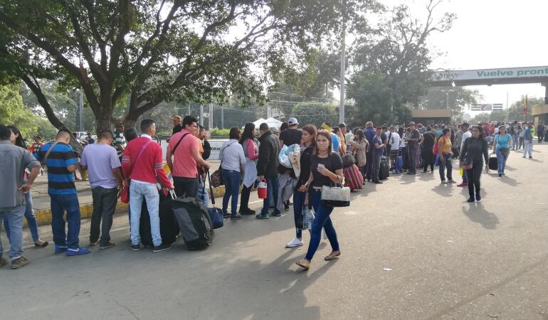 Venezolanos haciendo fila en Migración Colombia para viajar a Europa