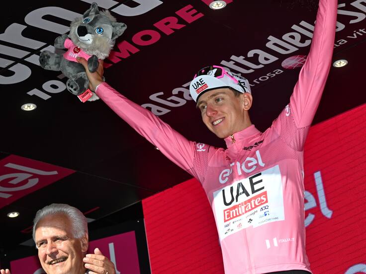 Rapolano Terme (Italy), 09/05/2024.- Slovenian rider Tadej Pogacar of UAE Team Emirates celebrates on the podium retaining the overall leader&#039;s pink jersey after the 6th stage of the Giro d&#039;Italia 2024, a cycling race over 180 km from Torre del Lago Puccini (Viareggio) to Rapolano Terme, Italy, 09 May 2024. (Ciclismo, Italia, Eslovenia) EFE/EPA/LUCA ZENNARO