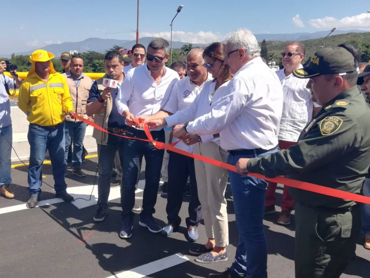 En medio de protestas se entregó puente Benito Hernández