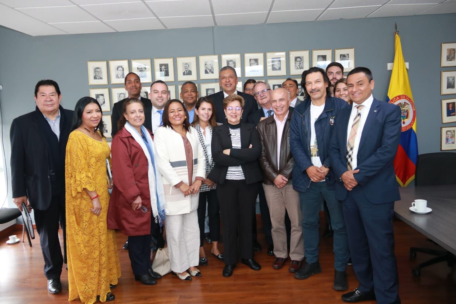 Ministra del Trabajo con empresarios y trabajadores // Cortesía de MinTrabajo