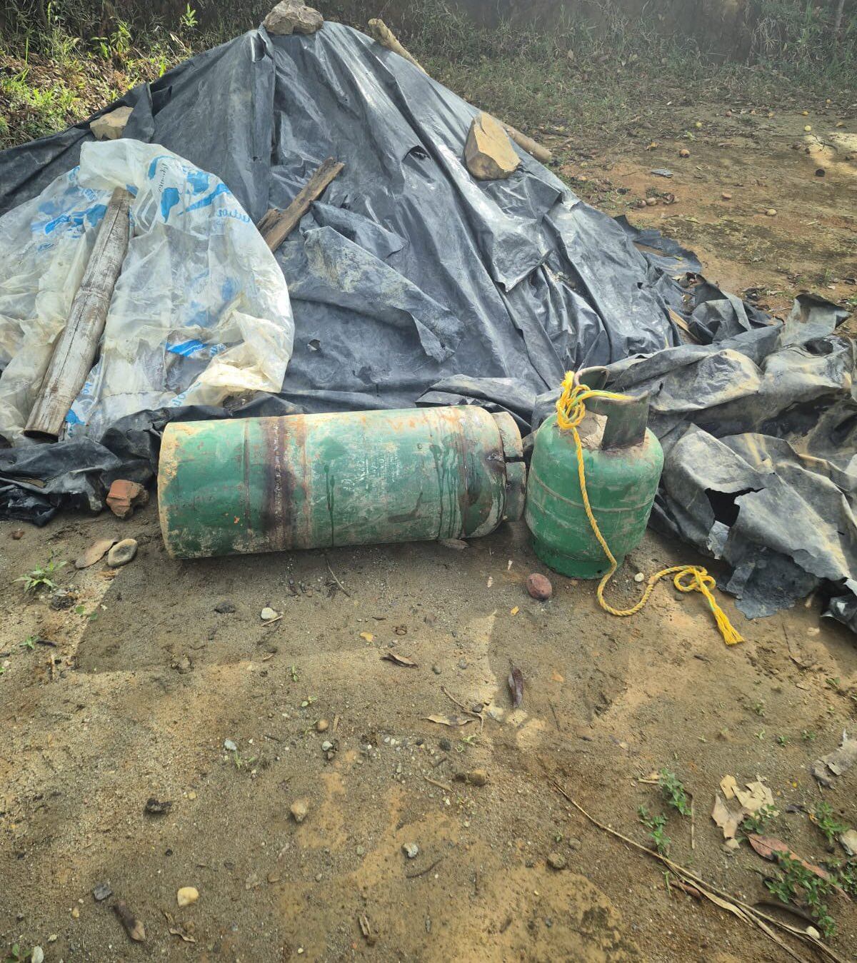 Tropas de la brigada 29 ubicaron los cinco artefactos tipo cilindro acondicionados con cargas detonantes. Crédito: EJército Nacional.