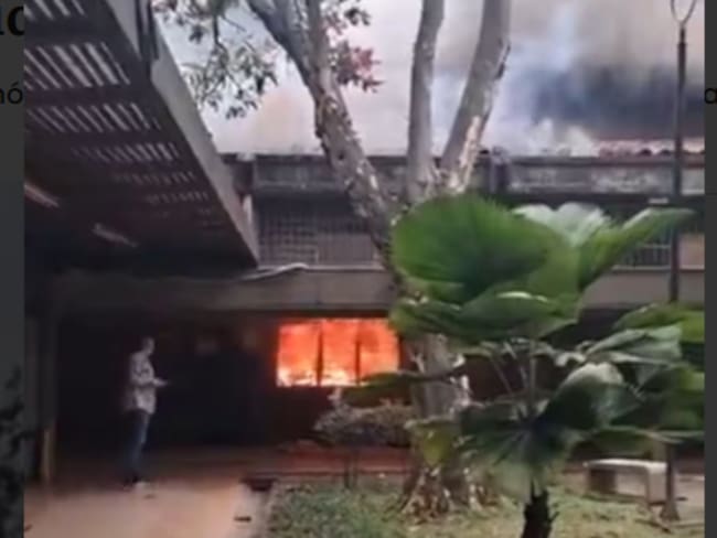 ncapuchados incendiaron oficina del Politécnico Jaime Isaza Cadavid. Foto: Cortesía.