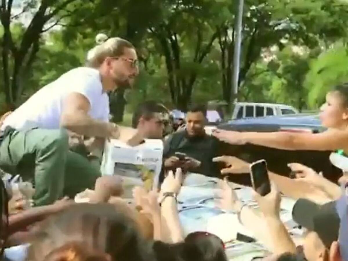 Maluma se vistió de Papá Noel y entregó regalos a niños de Medellín
