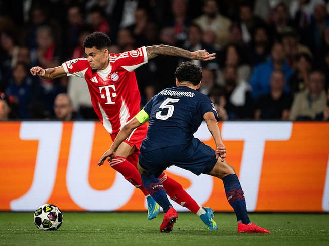 Luis Díaz en un duelo con Marquinhos / Getty Images