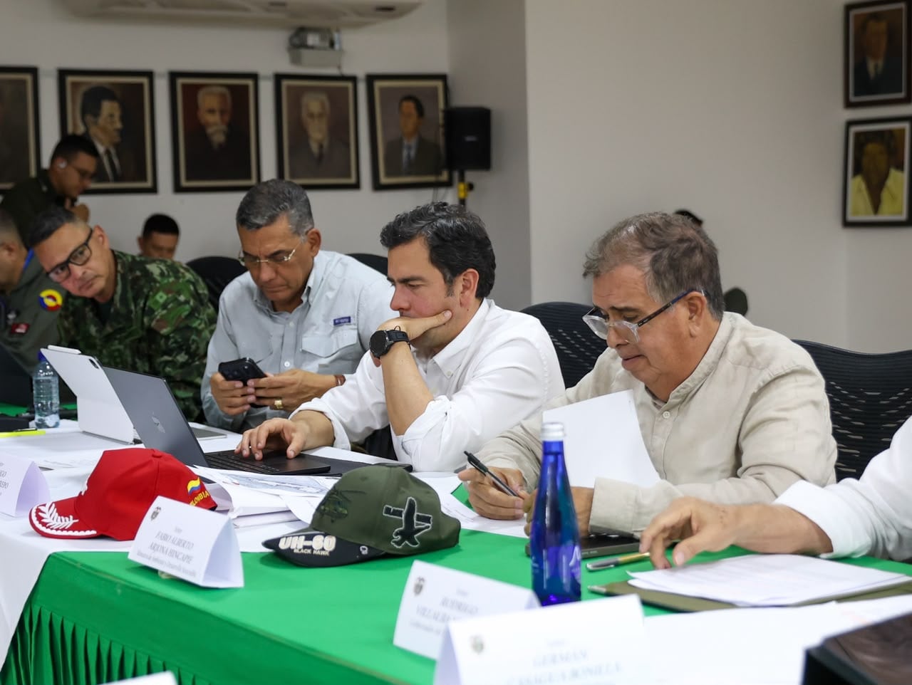 Ministros de Defensa, Jorge Eduardo Mora López; del Interior, Rodrigo Lara Restrepo; y de Ambiente, Fabio Arjona. Foto Relacionada