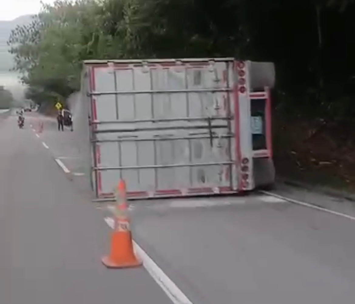Nuevo accidente en Cundinamarca: camión se volcó en la vía La Vega-Villeta y se robaron la mercancía